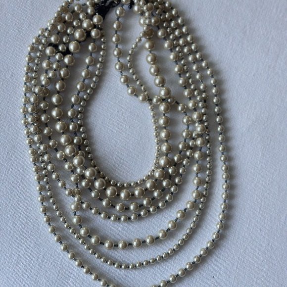 Timeless Elegance: 7 layers R.J. Graziano Pearl Necklace - Picture 2 of 6